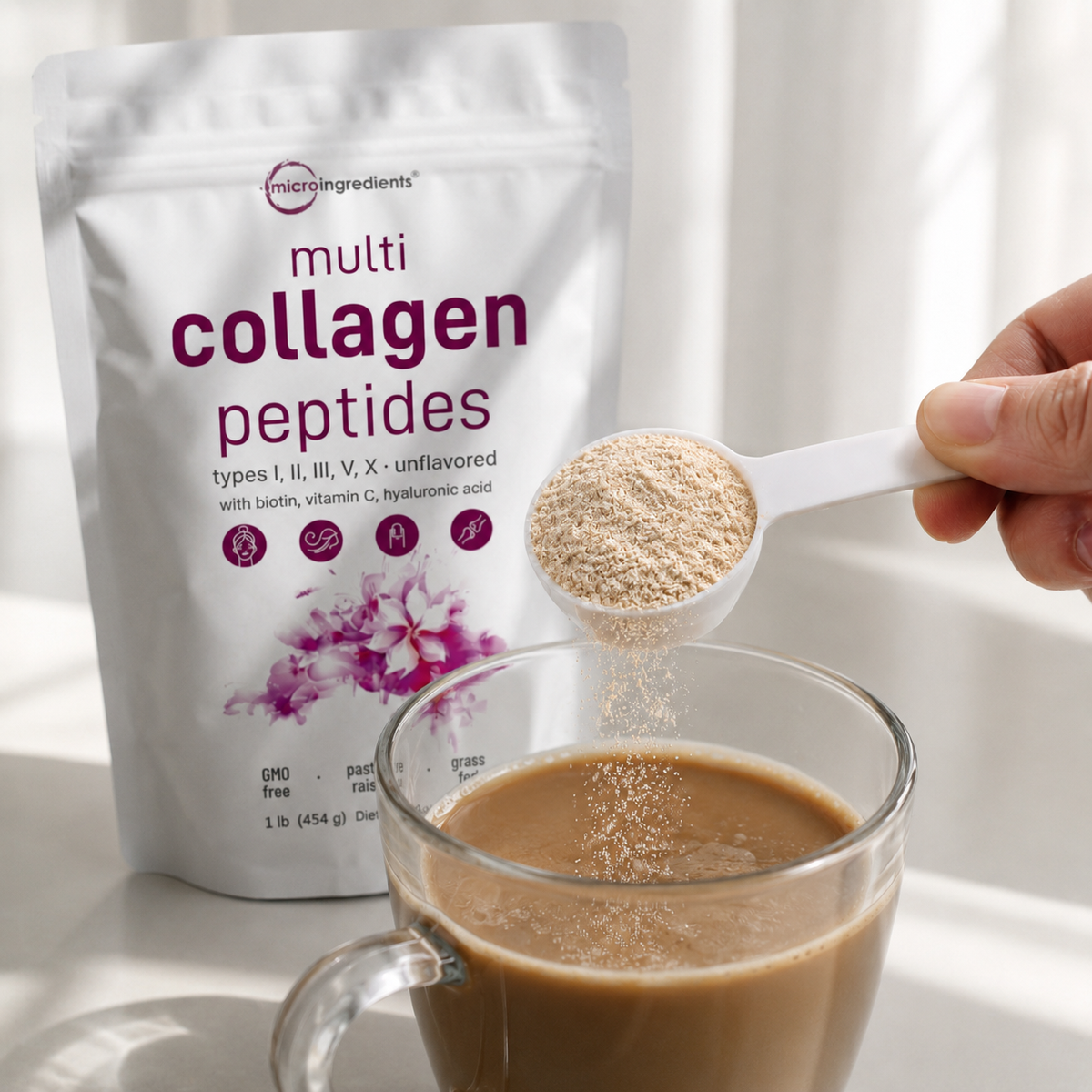 Una medida de colágeno cayendo desde la cuchara a una taza de café