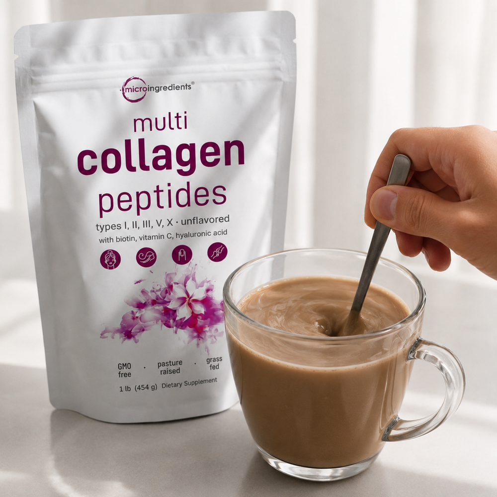 Revolviendo el café con colágeno disuelto, junto a la bolsa del producto